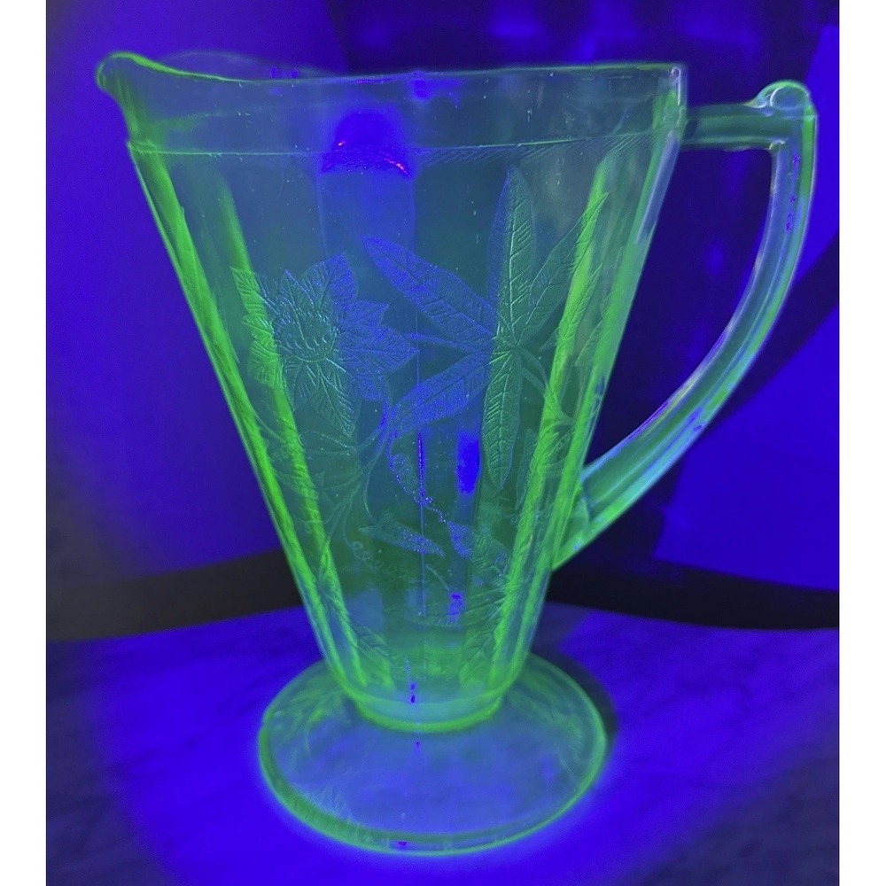 Jeannette Poinsettia Uranium Glass Pitcher 7 5/8" Cone 1930s‎ Vintage